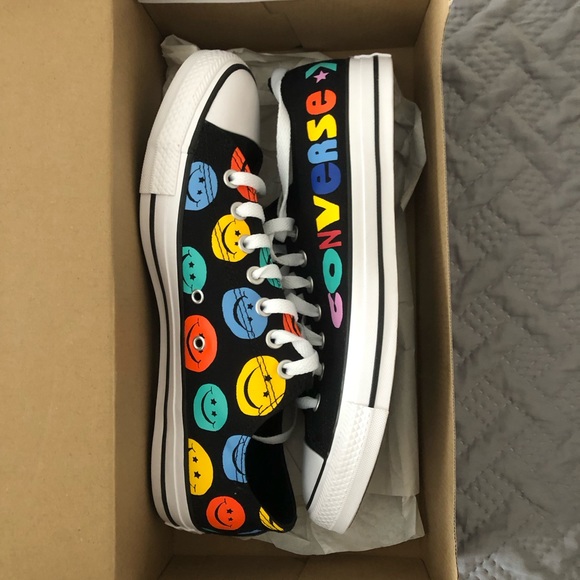 BRAND NEW NEVER WORN CONVERSE - Picture 2 of 9